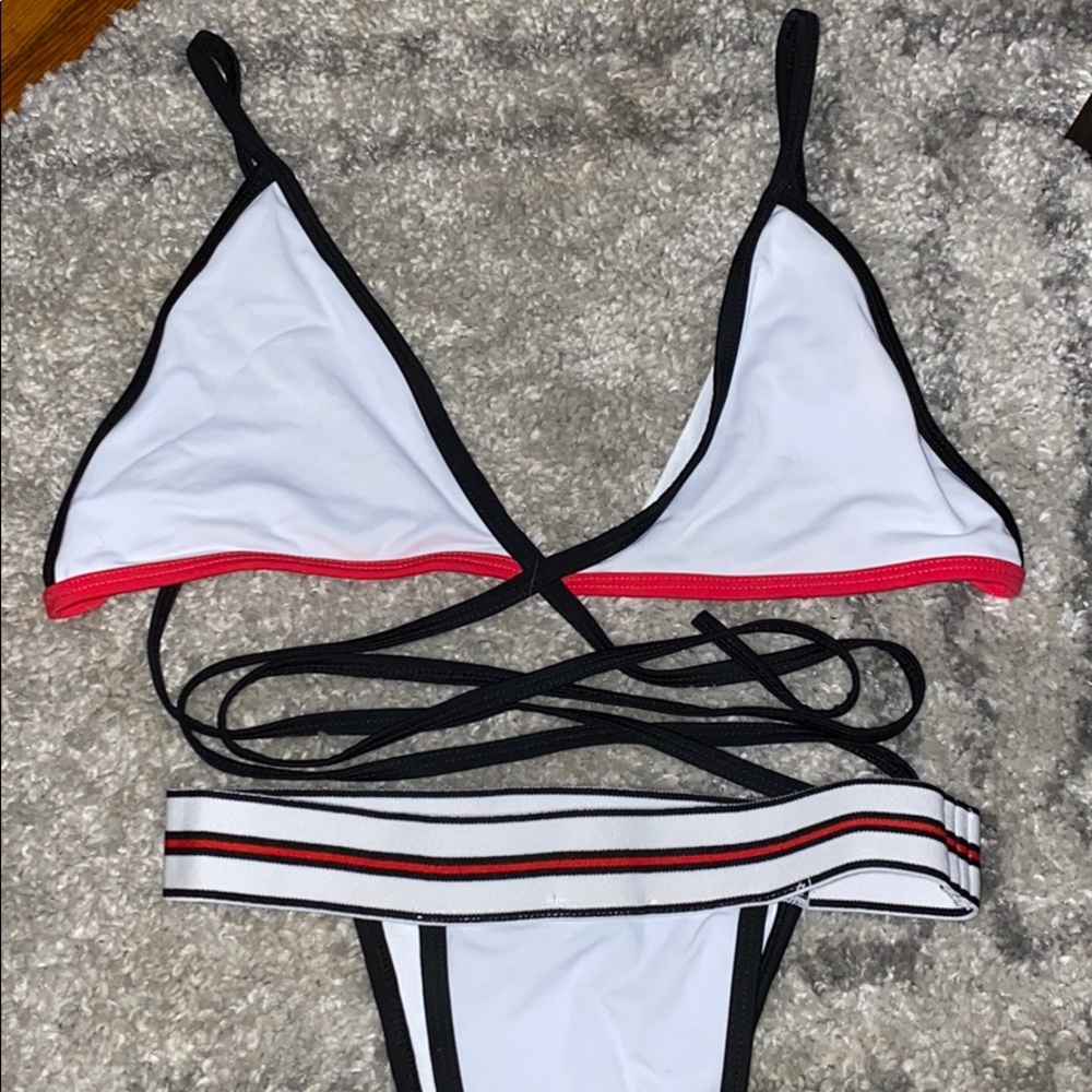 Bikini - Picture 3 of 6
